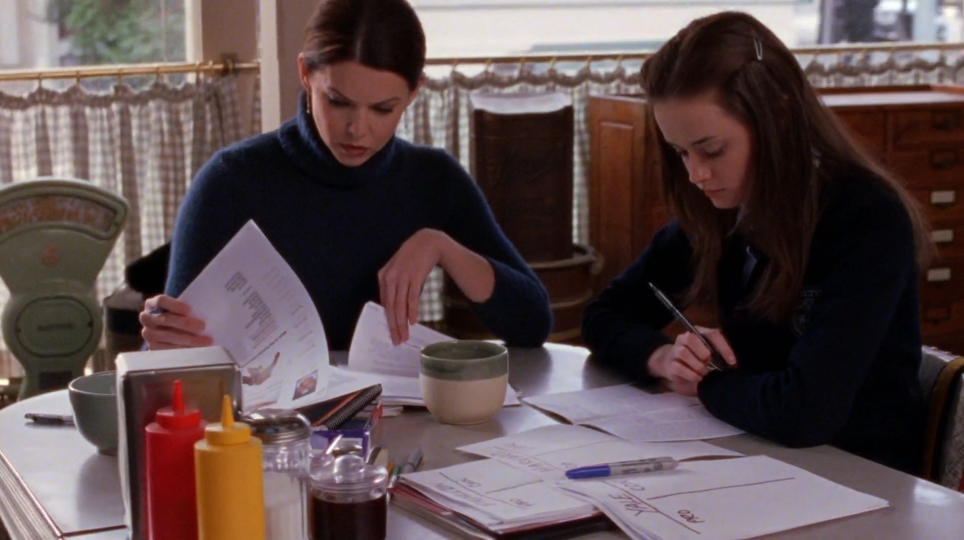 Cena do episódio “A Tale of Poes and Fire” (T3E17) de Gilmore Girls